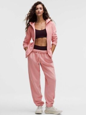 NWT Lululemon Scuba Mid-Rise Oversized Jogger *Regular
Tea Rose